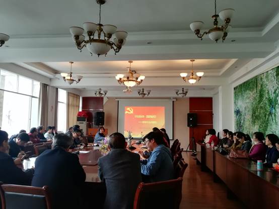 说明: C:\Users\Administrator\Desktop\地环公司党委书记分别为公司师生开展十九大学习讲座\照片\杨建红给全院教师上党课.jpg
